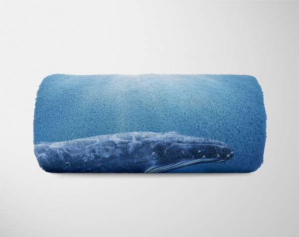 Paul Sinus Art Handtuch Strandhandtuch Saunatuch Kuscheldecke mit Tiermotiv Buckelwal unter Wa im Angebot