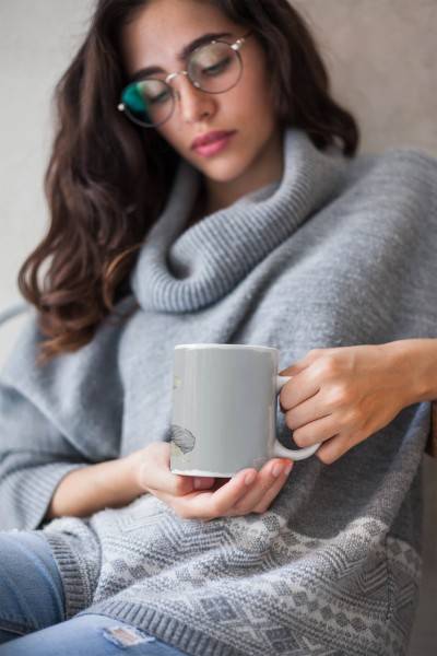 Paul Sinus Art Dekorative Tasse mit schönem Motiv junge Frau Wasserfarben schönem Design Grautöne Neueste Mode