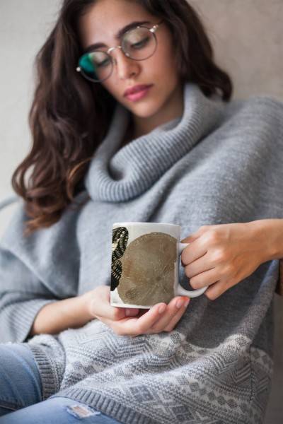 Paul Sinus Art Dekorative Tasse mit schönem Motiv einzigartiges Design Schmetterling goldene Element Braun im Angebot