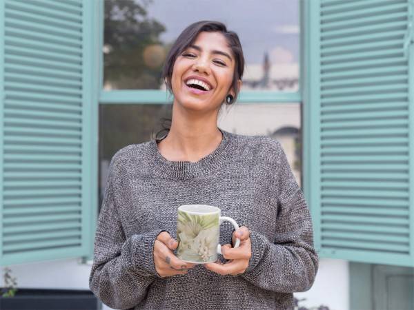 Paul Sinus Art Dekorative Tasse mit schönem Motiv Vintage Schmetterling Blüten Pastelltöne Beige Wunderschön Fabrikpreis
