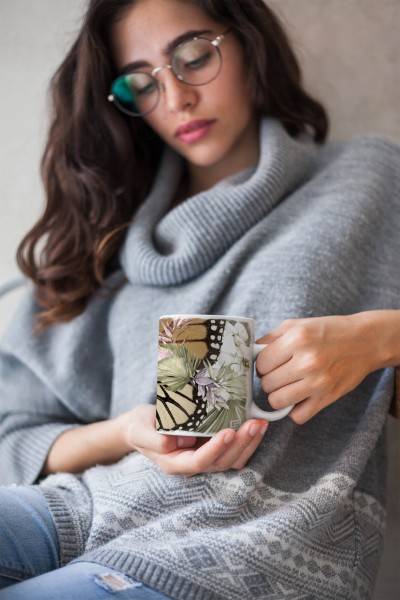 Paul Sinus Art Dekorative Tasse mit schönem Motiv Vintage Schmetterling Blumen Blüten Pastelltöne Begrenztes Angebot