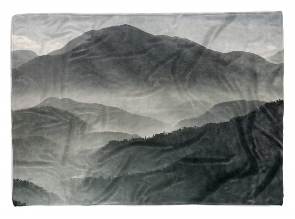 Paul Sinus Art Handtuch Strandhandtuch Saunatuch Kuscheldecke mit Fotomotiv Berge Tannenwald Schwarz Wei