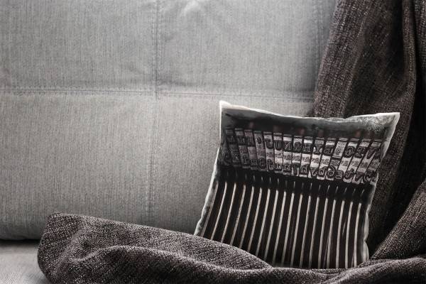 Paul Sinus Art Macro, braun, silber, Schreibmaschine Deko Kissen 40x40cm für Couch Sofa Lounge Zierkissen Lagerräumung