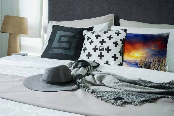 Paul Sinus Art Winter, weiß, orange, blau, schneebedeckter Wald Deko Kissen 40x40cm für Couch Sofa Lounge Zierkisse Rabatt