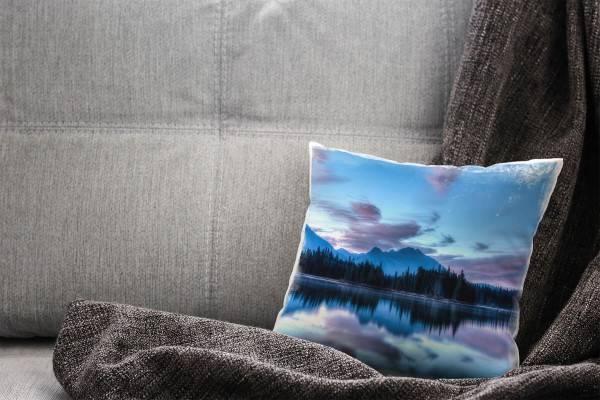 Paul Sinus Art Seen, blau, lila, Berge, Wald, Spiegelung, Sonnenaufgang Deko Kissen 40x40cm für Couch Sofa Lounge Z Muttertagsangebot