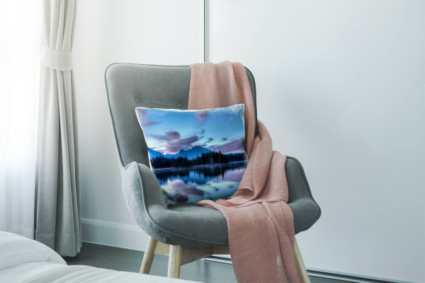 Paul Sinus Art Seen, blau, lila, Berge, Wald, Spiegelung, Sonnenaufgang Deko Kissen 40x40cm für Couch Sofa Lounge Z Muttertagsangebot