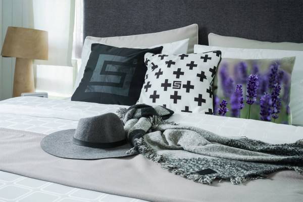 Paul Sinus Art Blumen, lila, grün, Lavendel, unscharfe Hummel Deko Kissen 40x40cm für Couch Sofa Lounge Zierkissen Limitierter Zeitrabatt